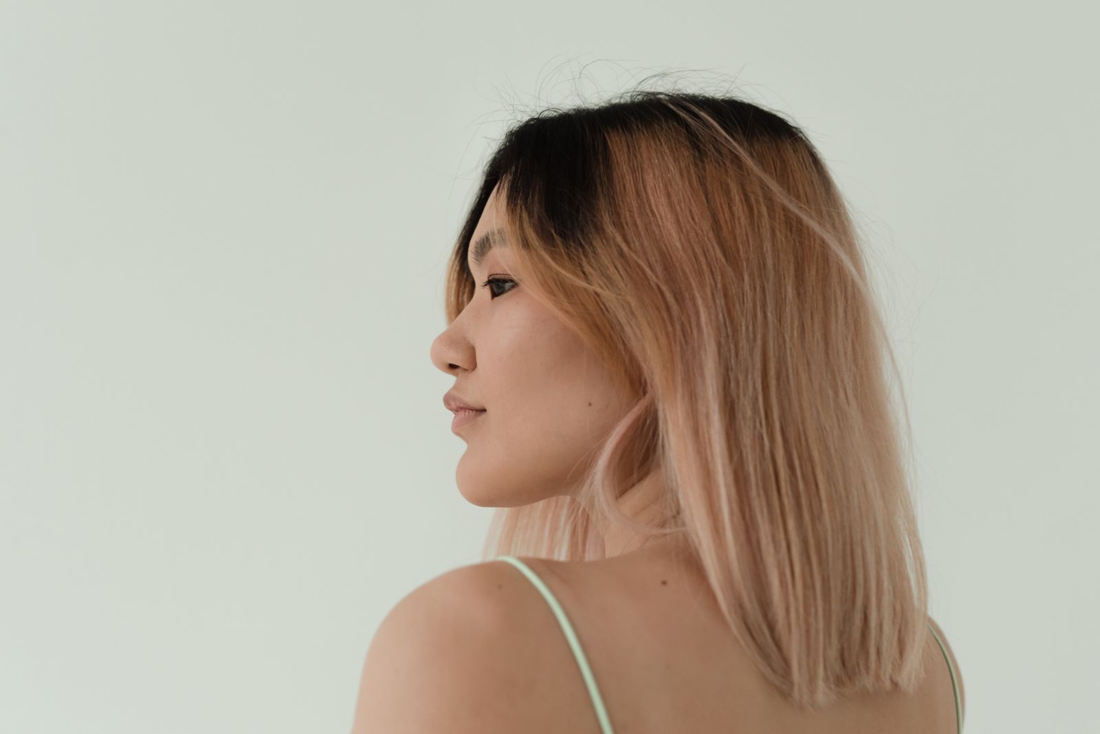 Retrato de una clienta con balayage rubio en el estudio